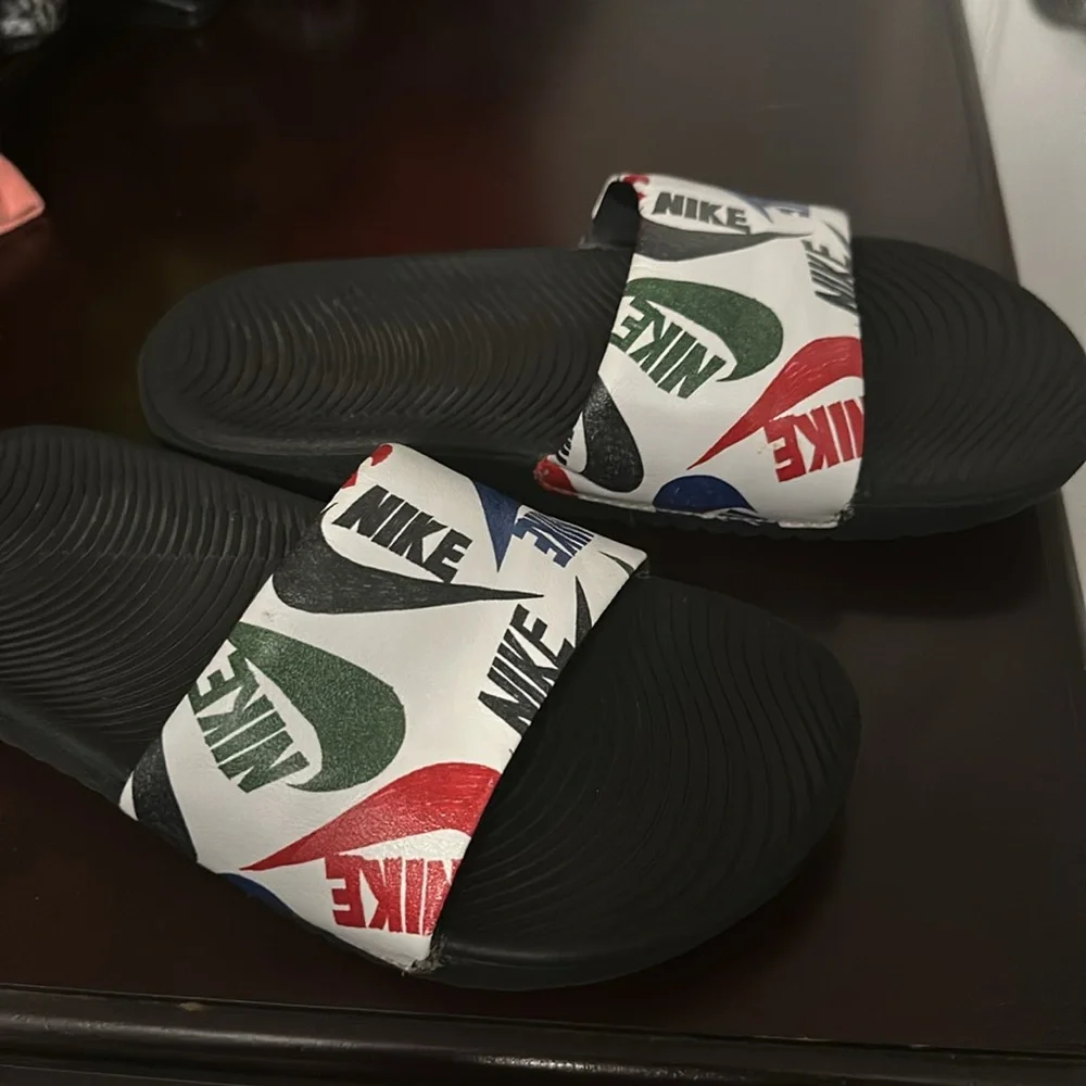 Nike black white/multiple colored slides size 2Y!